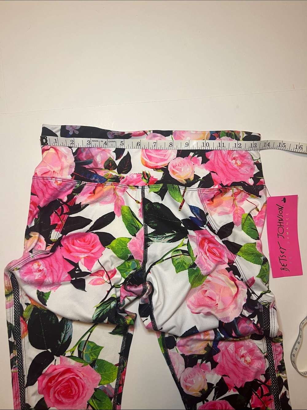 Betsy Johnson Give Love Get Love Floral Capri Workout Leggings Mesh Seams Sz M - Picture 10 of 14